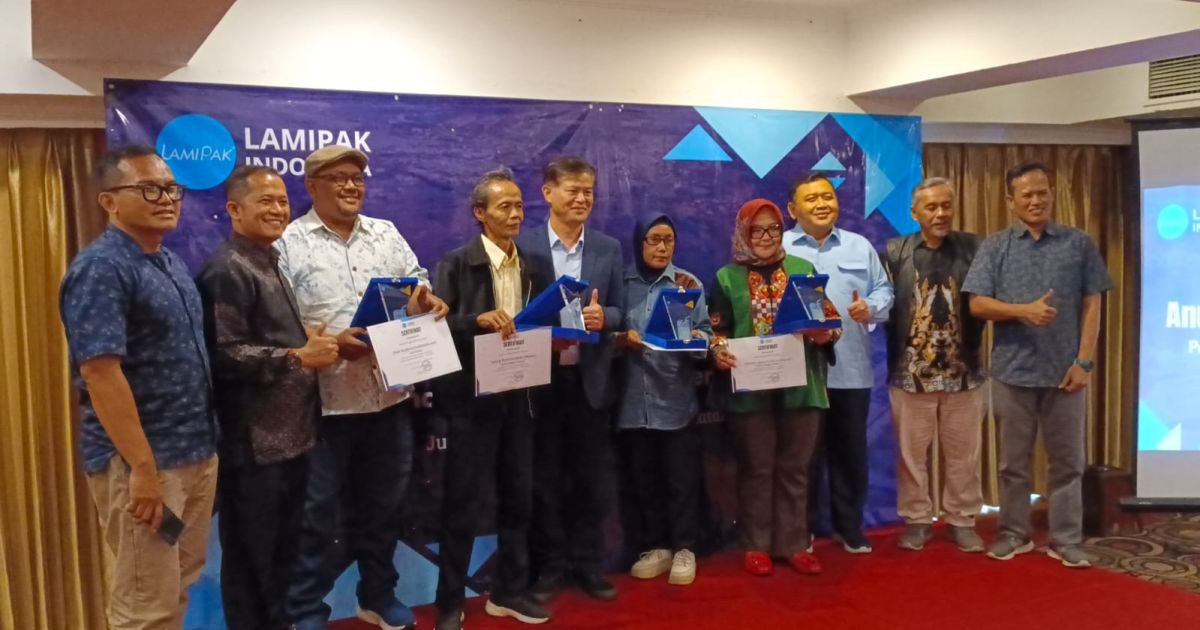 Para pemenang kategori feature dan juara favorit AJL 2026 bersama perwakilan Badan Gizi Nasional (BGN), LamiPak Indonesia dan para juri saat pemberian penghargaan di Jakarta pada Jumat, 10 April 2026 (Foto/liputan62)